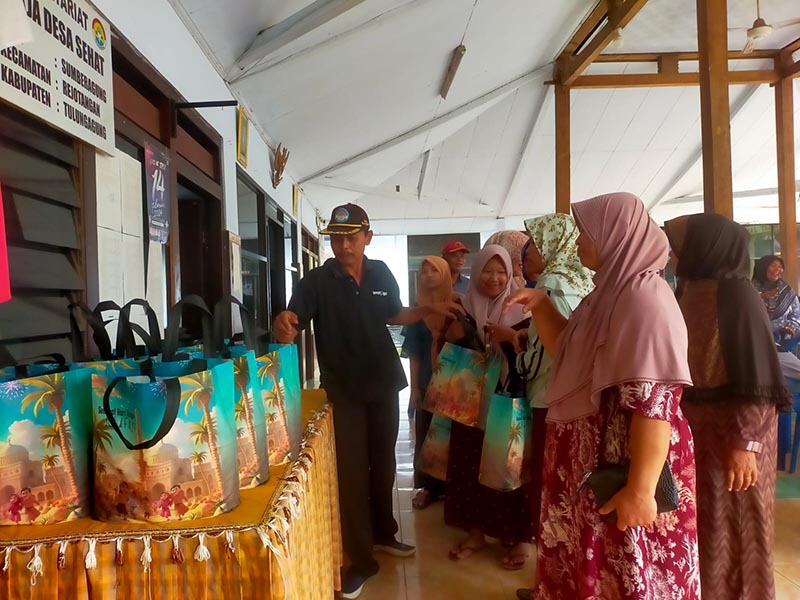 Pemdes Sumberagung Kecamatan Rejotangan Jelang Hari Raya Idul Fitri 1447 H  Membagikan Parsel 